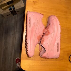 Nike Air Max in Vibrant Pink